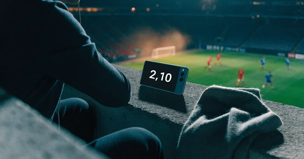 Um marcador eletrónico de um estádio com o resultado a meio da segunda parte, visto das bancadas